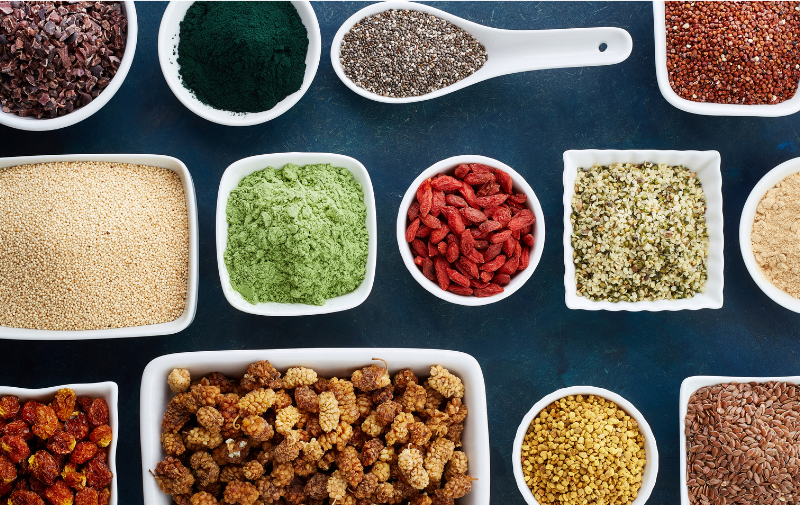 Superfoods a mikrobiom jelitowy – co jeść, by poprawić florę bakteryjną?